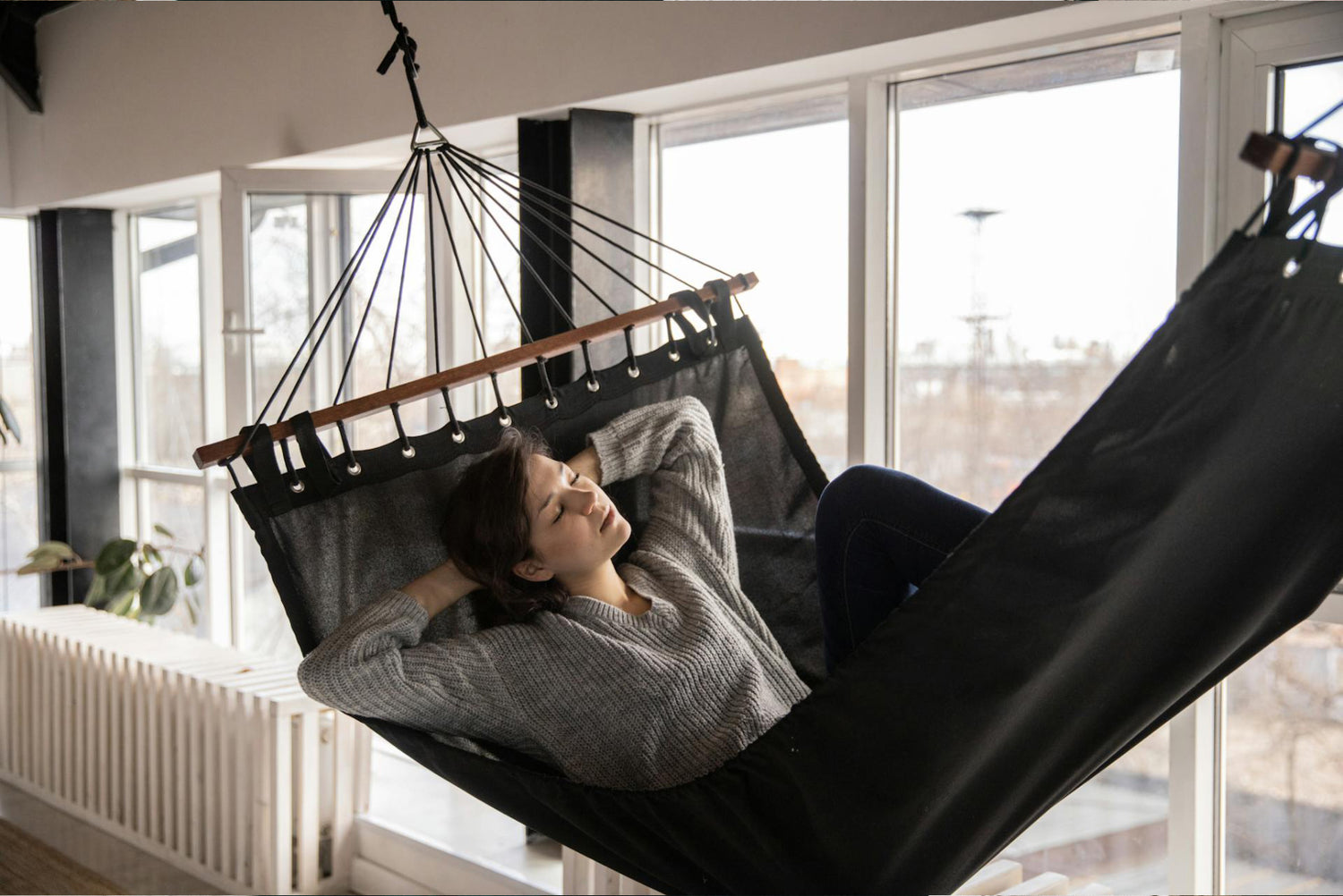 How to Sleep Soundly in Any City: The Science Behind Zenz Unwind Earplugs for Restful Nights