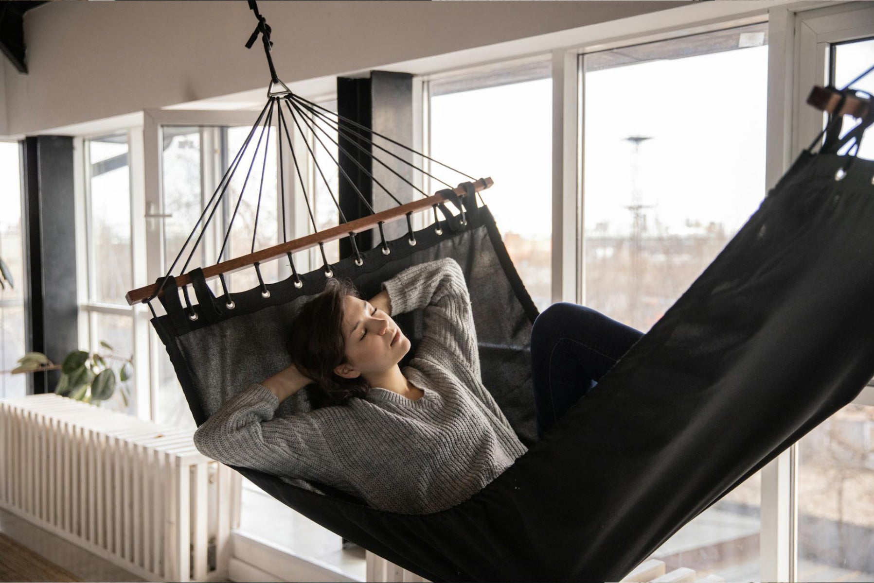 How to Sleep Soundly in Any City: The Science Behind Zenz Unwind Earplugs for Restful Nights